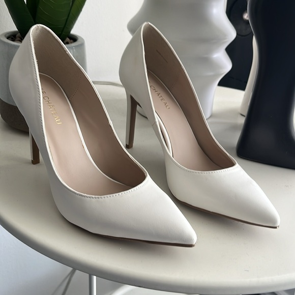 White heels by Le Chateau , size 6.5 - Picture 2 of 3